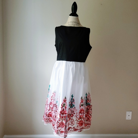 Sucrefas | NWT Red Demask Tulle Embroidered Dress - Picture 3 of 8